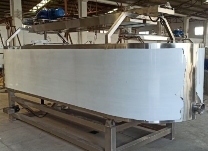 公司新增奶酪制作設(shè)備—不銹鋼奶酪槽、奶油摔打機(jī)